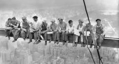 1932 es el año en el que fue tomada la foto original en el piso 69 del Rockefeller Center. FOTO Getty
