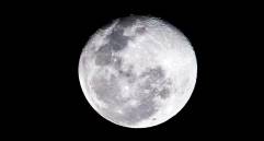 Entre el sábado 3 y el lunes 5 de enero se podrá ver la primera Luna llena del año. FOTO Juan Antonio Sánchez