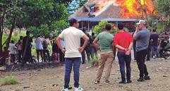 Uno de los últimos actos vandálicos en el marco del paro minero fue la quema de un kiosco en el que los manifestantes intentaban ocultarse del accionar de la Fuerza Pública. FOTOS Santiago Olivares Tobón