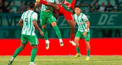 Nacional igualó con Junior en Ditaires. En la imagen, Matheus Uribe y Didier Moreno disputan la pelota. FOTO CAMILO SUÁREZ