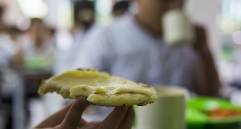 Imagen de referencia de niños recibiendo raciones alimentarias de la Alcaldía. Foto: Julio César Herrera E.