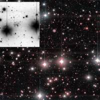 La galaxia And XXXVI se ve entre las dos brillantes estrellas de primer plano. En el recuadro se muestra una ampliación en color negativo. FOTO Europa Press