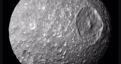 Mimas, la luna que recuerda a la Estrella de la Muerte de Star Wars. FOTO: Archivo Nasa 