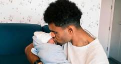 Luis Díaz y su esposa Geraldine Ponce compartieron las primeras imágenes de Fernando, el hijo de la pareja, que nació este lunes en Alemania. FOTO TOMADA DE INSTAGRAM