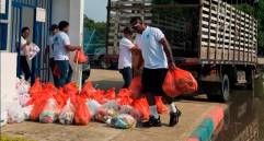 Este es uno de los momentos en los que el delantero Alfredo Morelos acomoda las ayudas para las familias en Córdoba. FOTO PANTALLAZO