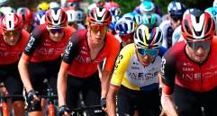 Egan Bernal, vigente campeón nacional de ruta, sorprende con su nivel en el Giro. FOTO: X-INEOS