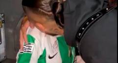 Chicho Arango y el afectuoso abrazo con su abuela tras anotar su primer gol con Nacional. FOTO IMAGEN TOMADA DE X