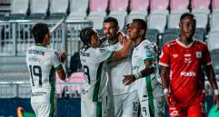 Los jugadores de Atlético Nacional celebran el doblete de Edwin Cardona en el triunfo 3-1 de los verdolagas ante América en Miami. FOTO CORTESÍA NACIONAL 