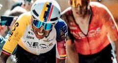 Egan Bernal se esfuerza por lograr su segundo podio en el Giro. Ya lo ganó en 2021. FOTO GETTY