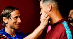 Luka Modric y Cristiano Ronaldo, en el saludo antes de salir al campo, para el duelo entre Croacia y Portugal, por el paso a los octavos de final del Mundial de Norteamérica. FOTO TOMADAX@selecaoportugal
