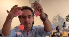 El alcalde le dio vehemencia a sus palabras con las papeletas de tusi en su escritorio que lanzó al aire. FOTO: CAPTURA DE PANTALLA