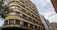 Aspecto del edificio La Naviera–Antioquia, en el Centro de Medellín. Nótese su semejanza con el frente de un barco. Foto: Julio César Herrera Echeverri.