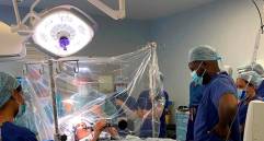 Durante la cirugía en el King’s College Hospital de Londres, Denise Bacon permaneció despierta y tocó el clarinete para que los médicos evaluaran en tiempo real la precisión de la estimulación cerebral profunda. FOTO Tomada de Instagram @kingscollegehospital 
