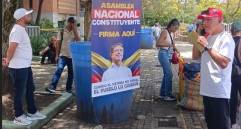 A un costado del parque San Antonio, había un grupo de personas recogiendo firmas para la Asamblea Nacional Constituyente, con una imagen del presidente Petro. FOTO: El Colombiano.