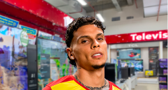 El mediocampista Richard Ríos protagoniza la nueva estrategia comercial de Alkomprar para acercar la tecnología a más colombianos. FOTO suministrada por Toptalk