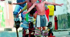 Con mucha madera es el título de esta fotografía, que en 2006 ganó el primer lugar en la categoría Creadores del Concurso de Fotografía Los Niños de mi tierra, del periódico el Mundo. FOTO: Juan Antonio Sánchez. 