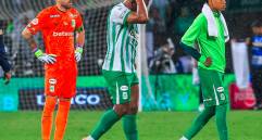 En la imagen aparecen David Ospina, Alfredo Morelos y Billy Arce lamentando la eliminación verdolaga. FOTO CAMILO SUÁREZ