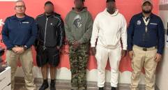 Los tres turistas fueron interrogados e inspeccionados tras llegar al aeropuerto José María Córdova. FOTO: Cortesía Migración Colombia