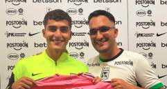 Juan Manuel Rengifo muestra la camiseta de Lionel Messi junto a su hermano. FOTO @DuqueRengifo