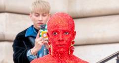 Doja Cat en su llegada al desfile en París. FOTO Getty