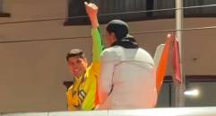 El portero boliviano Carlos Lampe, portando la camiseta de James Rodríguez durante la celebración de su selección. FOTO TOMADA DE X