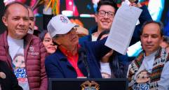 Presidente Gustavo Petro muestra el decreto transitorio de salario mínimo. FOTO PRESIDENCIA