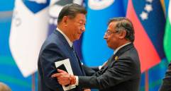 Encuentro del presidente Gustavo Petro (der.) y su homólogo chino, Xi Jinping, en la IV Reunión Ministerial del Foro China-Celac. FOTO cortesía Presidencia