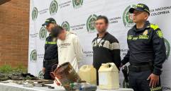 Los dos hombres capturados fueron dejados a disposición de la Fiscalía General de la Nación. FOTO: Cortesía Secretaría de Seguridad de Medellín