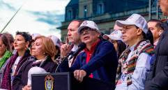 Gustavo Petro firmó decreto transitorio que dejó el salario mínimo vital en 23%. FOTO PRESIDENCIA.