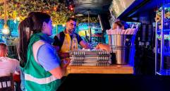 La Alcaldía señaló que esta primera medida es pedagógica. Los negocios con infracciones deberán retirarlos inmediatamente. FOTO: CORTESÍA ALCALDÍA DE MEDELLÍN