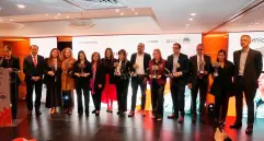 Los ganadores del Premio Innova Mayor, impulsado por Porvenir, con el presidente de la compañía, Miguel Largacha.