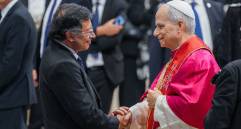 Primer saludo del presidente Gustavo Petro con León XIV en Roma este 18 de mayo de 2025. FOTO: PRESIDENCIA