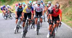 En la imagen se observa a Egan Bernal junto a un grupo de ciclistas en una nueva etapa del Giro de Italia. FOTO GETTY