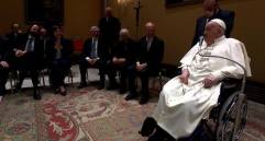 El papa Francisco junto a personal médico del Hospital Gemelli de Roma donde estuvo hospitalizado en una de sus crisis de salud más críticas. FOTO: Vaticano