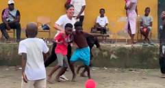Imágenes tomadas del video compartido en las redes sociales de Matheus jugando con los niños del Chocó. FOTO PANTALLAZO DE X