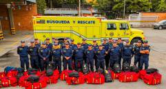 Integrantes del Cuerpo Oficial de Bomberos Medellín participan en las labores de búsqueda y recuperación de víctimas en La Guaira, tras el devastador terremoto en Venezuela. FOTO: CORTESÍA ALCALDÍA DE MEDELLÍN