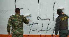 La fuerza pública borró los mensajes que el ELN pintó por todo el casco urbano. FOTO: CORTESÍA