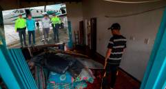Dentro de esta vivienda de Rionegro ocurrió la masacre por la que fueron condenados alias Salchicha y alias Pipe (detalle), además de alias Camila, integrantes del grupo criminal El Mesa. FOTO: ESNEYDER GUTIÉRREZ CARDONA Y CORTESÍA POLICÍA NACIONAL