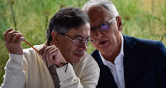 El presidente Gustavo Petro y el ministro de Salud, Guillermo Alfonso Jaramillo, quien fue uno de los ministros más estables de un gabinete que tuvo contantes remezones desde el 2023. FOTO: Colprensa