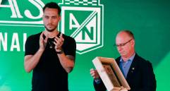 Hélio Neto junto al presidente de Chapecoense. FOTO MANUEL SALDARRIAGA