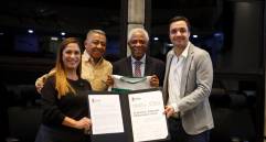 En la foto, junto a Francisco Maturana, aparece el exfutbolista Luis Alfonso “El Bendito” Fajardo, así como Sebastián Arango Botero, presidente de Nacional. FOTO: Tomada de X @BlogVerdolaga