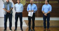 En el micrófono, el gobernador de Antioquia Andrés Rendón. A su izquierda, el alcalde de Medellín Federico Gutiérrez. FOTO: Cortesía