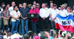 Desde la tarima, al presidente Petro lo acompañaron los ministros Armando Benedetti y Antonio Sanguino, además del exalcalde de Medellín, Daniel Quintero Calle. FOTO: Manuel Saldarriaga