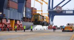 Reperfiladora que llegó a Puerto Antioquia para mejorar la operación del Metro de Medellín. Foto: Fico Gutiérrez @FicoGutierrez