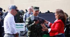 El gobernador de Antioquia, Andrés Julián Rendón, y el brigadier general Carlos Eduardo Caycedo Bocanegra, comandante de la Cuarta Brigada, durante la entrega de equipos antidrones y motocicletas financiados con la tasa de seguridad departamental. FOTO: Cortesía