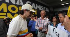 Emotivo encuentro entre Federico Gutiérrez y Germán David Parrado, un joven sordo de 18 años oriundo del municipio de Cáqueza. FOTO: Cortesía Alcaldía de Medellín