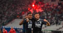 En la imagen aparecen Brayan León y Francisco Fydriszewski, dupla goleadora del DIM. FOTO COLPRENSA