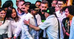 El controvertido “tarimazo” que realizó el gobierno de Gustavo Petro en La Alpujarra, en Medellín, evento que tuvo como invitados y en tarima a cabecillas de bandas del Valle de Aburrá. Foto: Julio C. Herrera