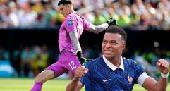 El duelo entre el delantero francés Kylian Mbappé y el arquero paraguayo Orlando Gill, atractivo en el inicio de los octavos de final. FOTO GETTY