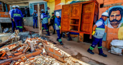 Funcionarios de la Alcaldía de Medellín ayudaron a sacar las pertenencias de los habitantes, a bodegas o casas donde se albergaron. Foto: Julio César Herrera.
